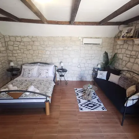 Robinson Crusoe Style House 